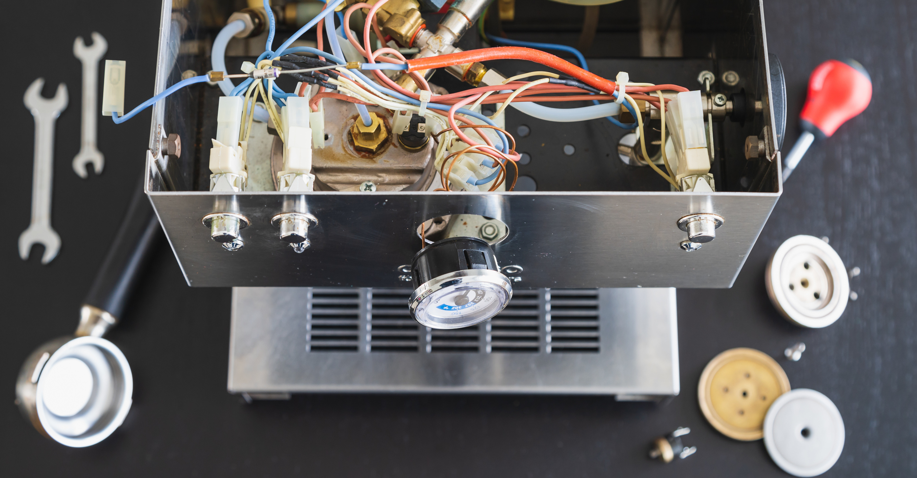 The interior of a defective espressomachine, ready to be repaired.